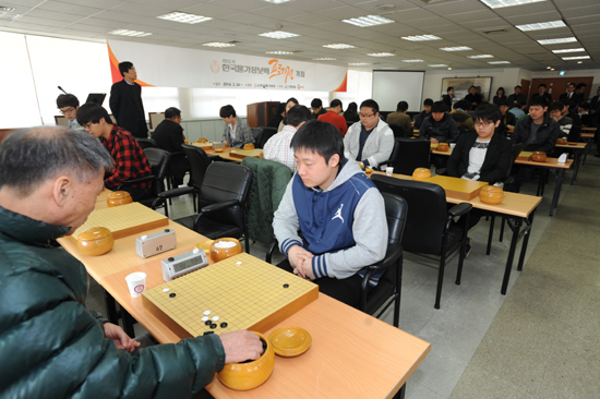 ▲열번째를 맞이한 한국물가정보배 예선 전경. 서봉수 9단(왼쪽)이 박정근 5단과 1회전에서 대국하고 있다  